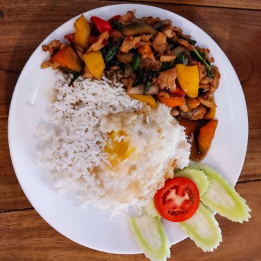 Kızarmış pilav ve kızarmış tavuk ve kızarmış sebze. 