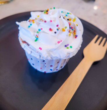 Masada krem şantili çikolatalı pasta.