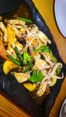 Sebzeli ve soslu ızgara kalamar.