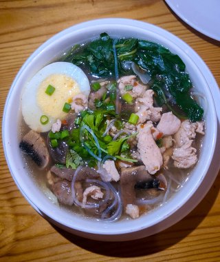 Tavuk ve sebzeli erişte.