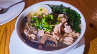 Tay noodle ile tavuk