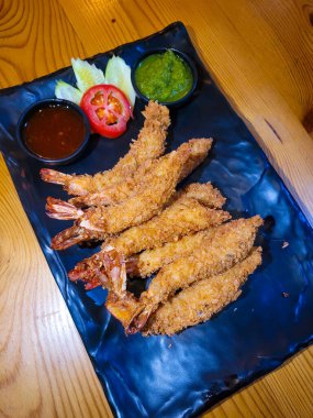 Soslu kızarmış karides.