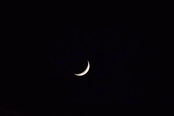 Karanlık gökyüzünde ay.