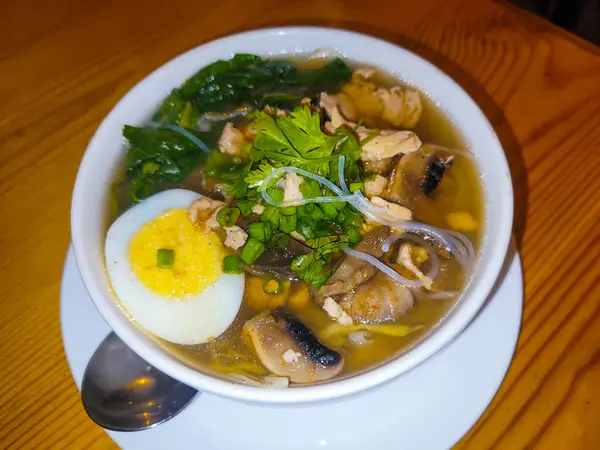 魚や野菜を使った麺 アジア料理 — ストック写真