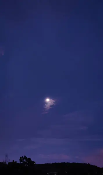 Gölün üzerinde güzel bir gün batımı