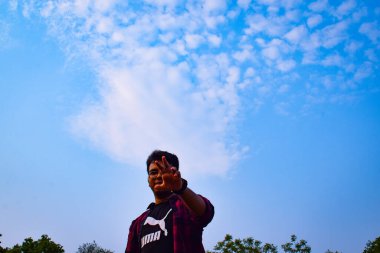 Ormanın arka planındaki adam.