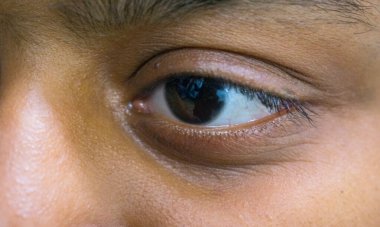 Bir kadının gözünü kapat.