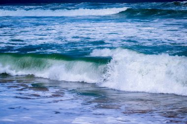 Deniz dalgaları denize sıçrıyor