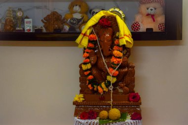 Tanrı, Ganesha, Ganesha ve Ganesha ile Hint Hindu tapınağı. Hindu tanrısı bu heykeli yap..