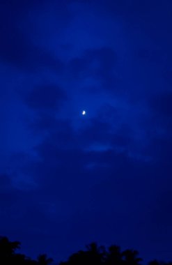 Bulutlu güzel gece gökyüzü