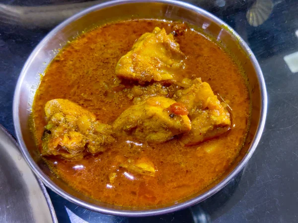 körili tavuk, lezzetli ve baharatlı.