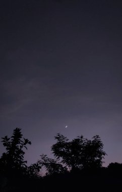 Yıldızlı ve aylı güzel gece gökyüzü