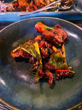 Sebzeli ve baharatlı kızarmış tavuk.