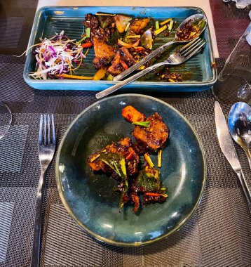 Baharatlı ve sebzeli ızgara tavuk.