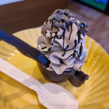 Lezzetli çikolatalı, yenilebilir kekin yakın görüntüsü