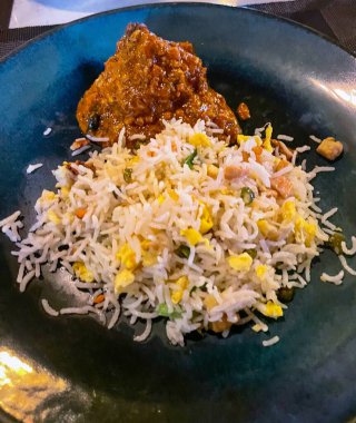 Kızarmış pilav, kızarmış tavuk, sebze ve baharat..