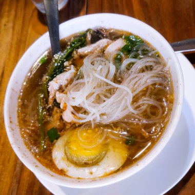 Bir kase çorba, erişte ve yumurta.