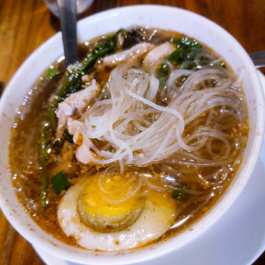 Bir kase çorba, erişte ve yumurta.