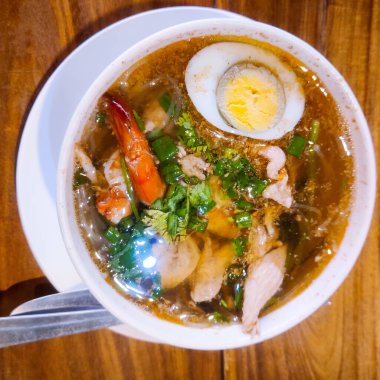 Haşlanmış yumurtalı bir kase çorba.