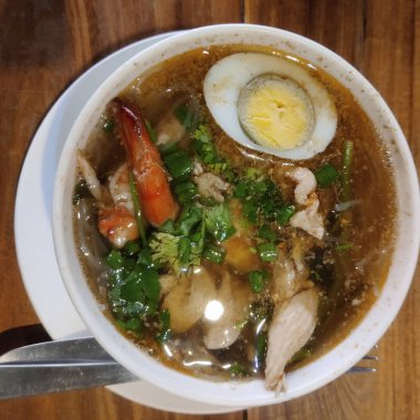 Haşlanmış yumurtalı bir kase çorba.