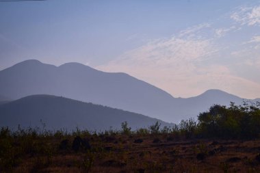 Arkaplanda dağlar olan bir alan görünümü