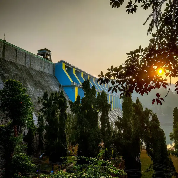 Mavi ve sarı duvarlı büyük bir baraj.