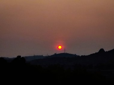 Dağın üstünde güzel bir gün batımı