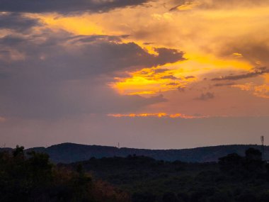Dağların ardında güzel bir gün batımı