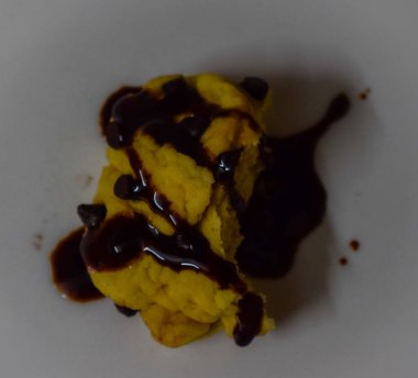 Siyah tabakta bir parça çikolatalı kurabiye.