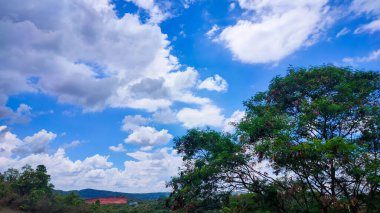 Dağlarda dağları olan güzel bir manzara.