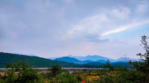 Dağlarda bir kasabayla güzel bir manzara