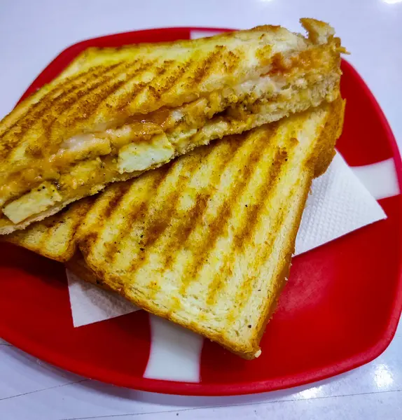 Yağda yumurta ve pastırmalı sandviç.