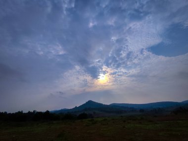 Dağın üstünde güzel bir gün batımı
