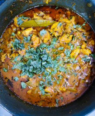 Siyah arka planda körili pirinç