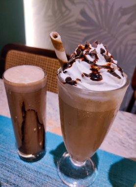 Kahve fincanı ve kremalı çikolata.