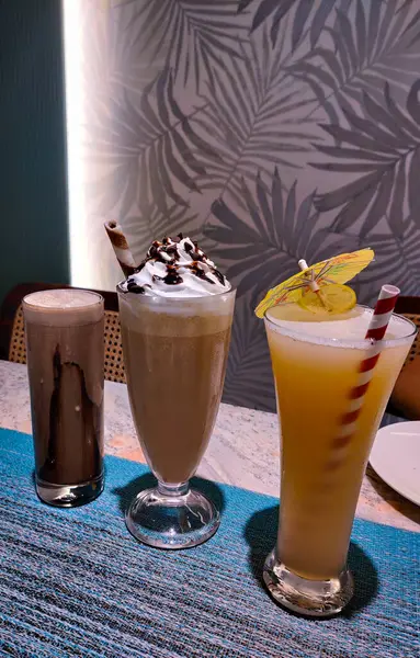 Sütlü, buzlu kahve ve mojito.