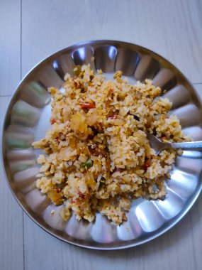 Tayland pilavı, sebzeli ve mermer kaplama..