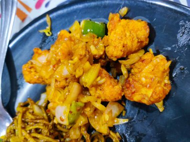 Sebzeli ve baharatlı kızarmış tavuk.