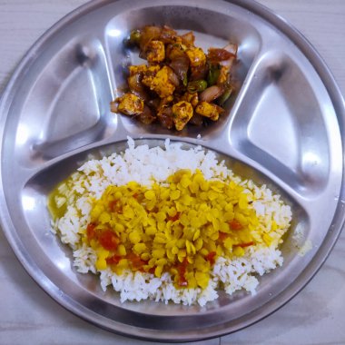 Tavuk ve baharatlı pilav.