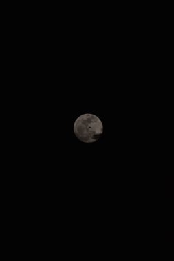 Ay gece gökyüzünde.