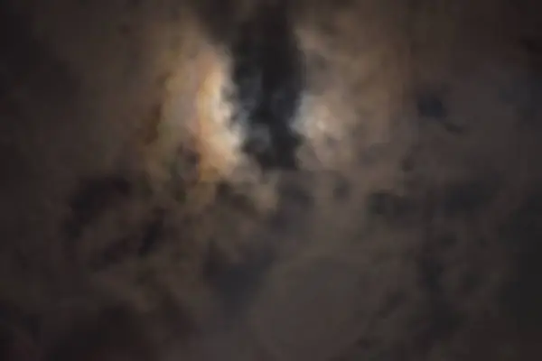 Gökyüzündeki kara bulutlar