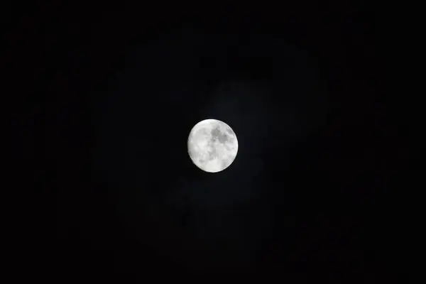 Karanlık gökyüzünde dolunay