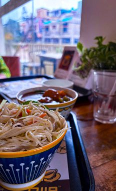 Sebzeli ve soslu erişte.