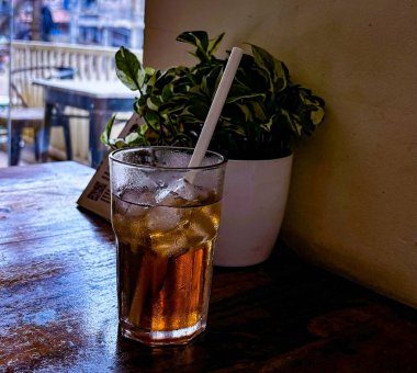 Masada bir bardak buzlu çay ve limon.