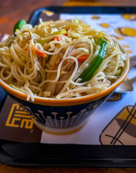 Çubuklu bir kasede tavuklu erişte