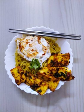 Asya yemeği, erişte, tavuk, yumurta, ramen ve sebze.