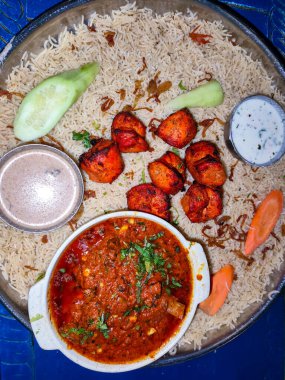 Tavuk ve tavuk biryani ve pilav.