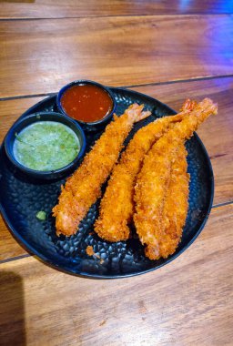 Soslu kızarmış karides.