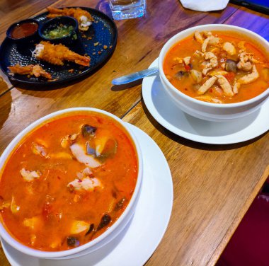 Restoranda karides ve deniz ürünleri çorbası.