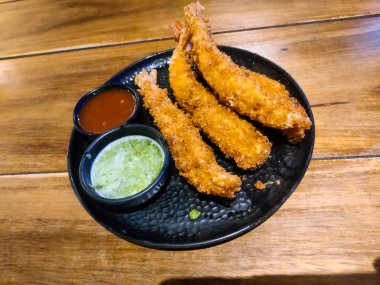 Sebze ve soslu kızarmış karides.